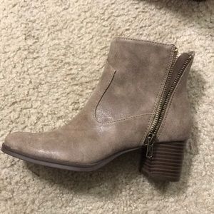 Cute ankle boot with zipper AEROSOLES brand